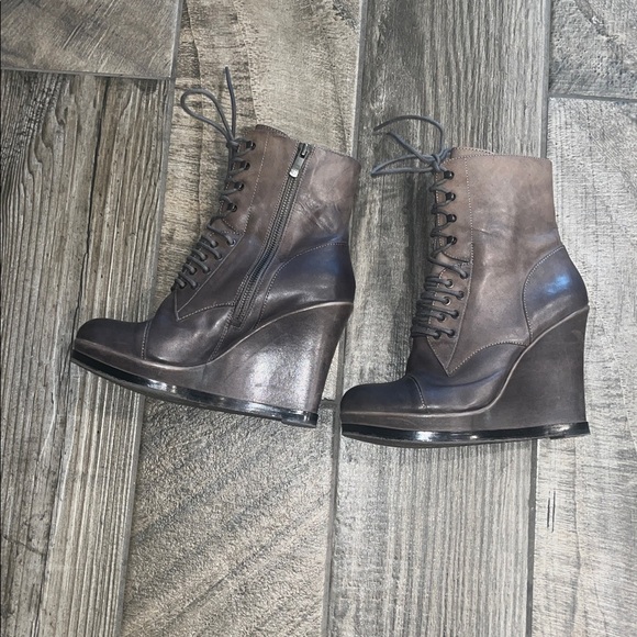 Vince Camuto Brown leather Lace-Up 4.5”Wedge Boots w/ 1” platform. - Picture 2 of 8